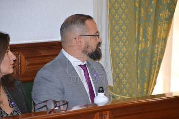  La profesora Celia Jiménez pone voz en el Pleno al manifiesto institucional contra la violencia machista (Foto TA)